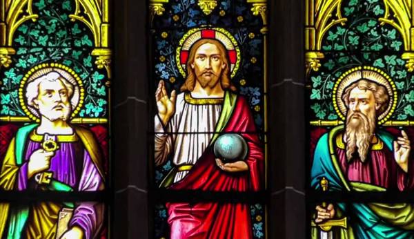 Quelle: Kirchengemeinde Wiesloch Kirchenfenster Stadtkirche - Paulus und Petrus an der Seite Jesu